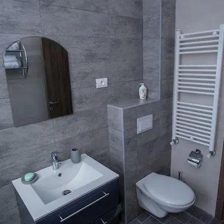 George Mamaia * Navodari